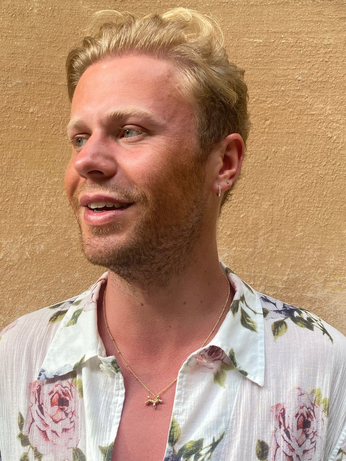 Balloon dog necklace