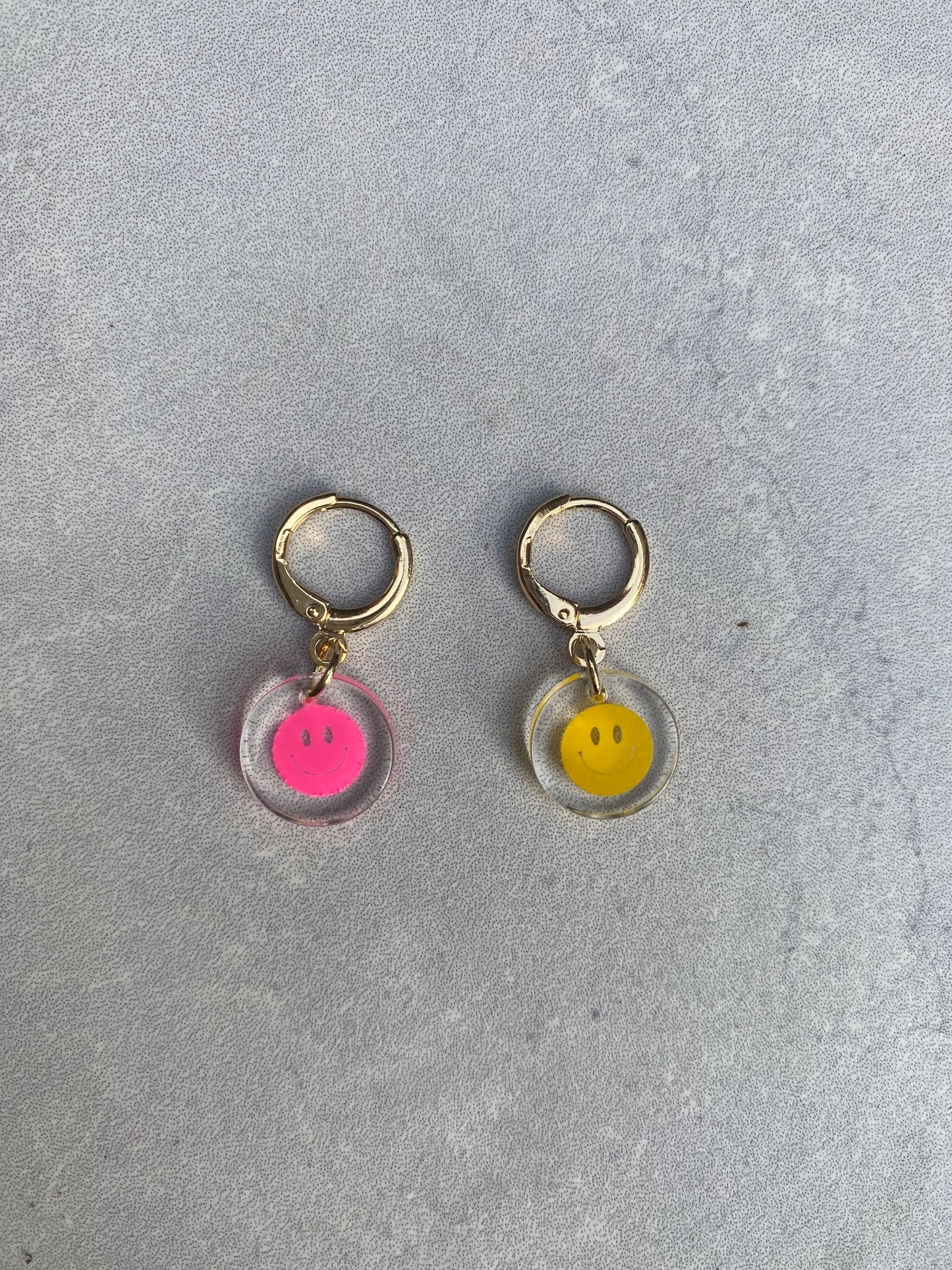 Happy smiley earring (single)