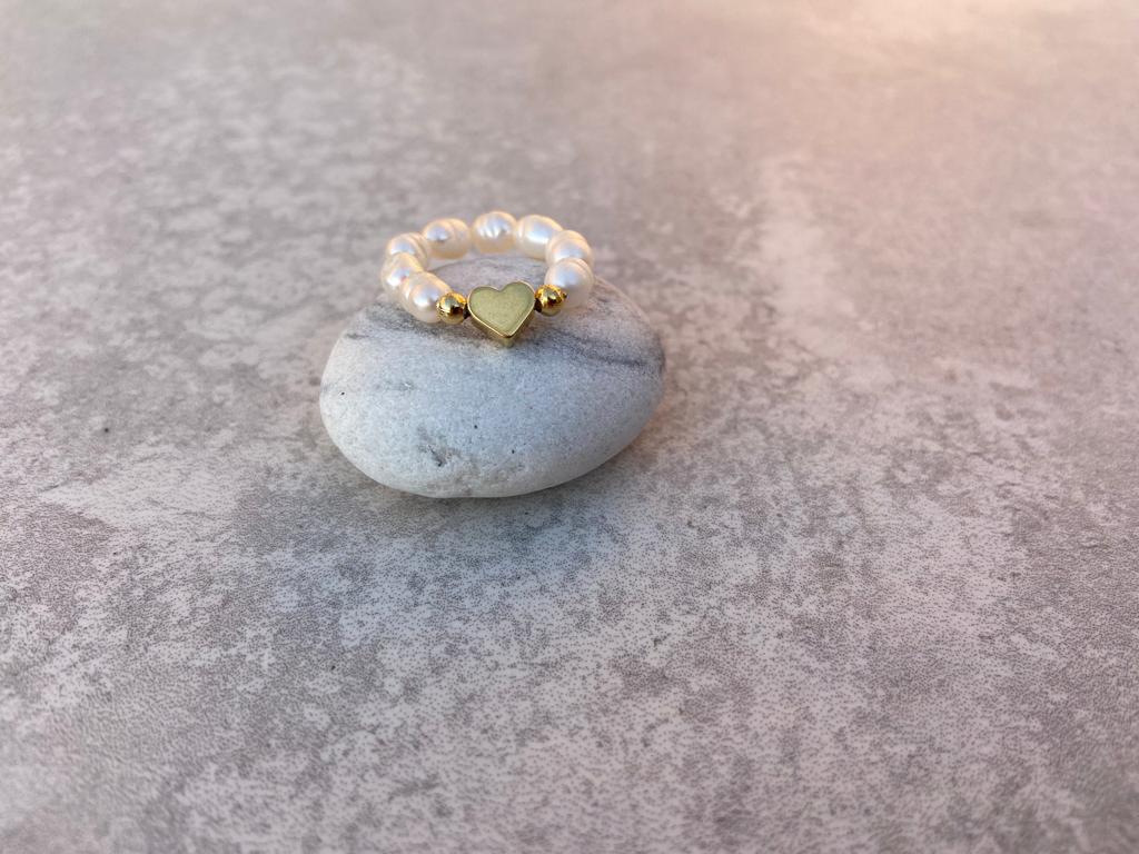 Gold heart pearl ring