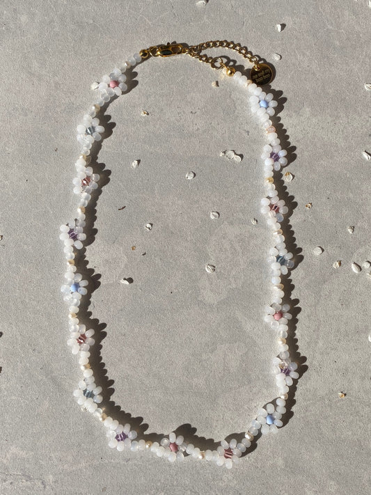 Milky pearl flower necklace